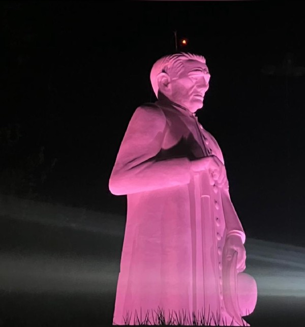 Estátua do Padre Cícero ganha iluminação especial em alusão ao Outubro Rosa
