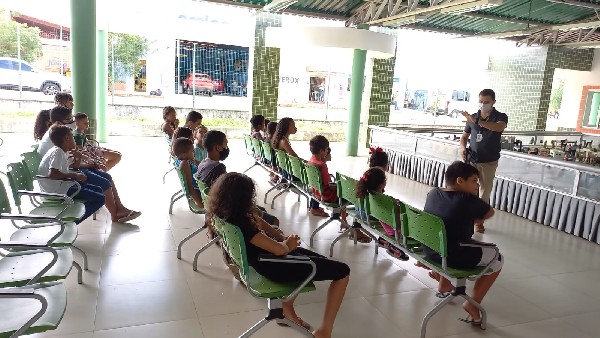 Crianças assistidas pelo CRAS Triângulo visitam Escola do Dentran