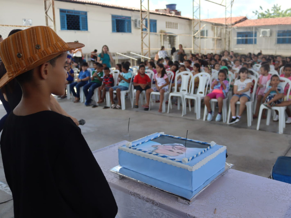 Escolas municipais promovem o tradicional corte do bolo do Padre Cícero