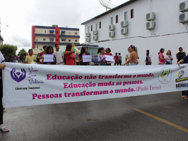 Escola municipal promove caminhada em combate à violência contra a mulher