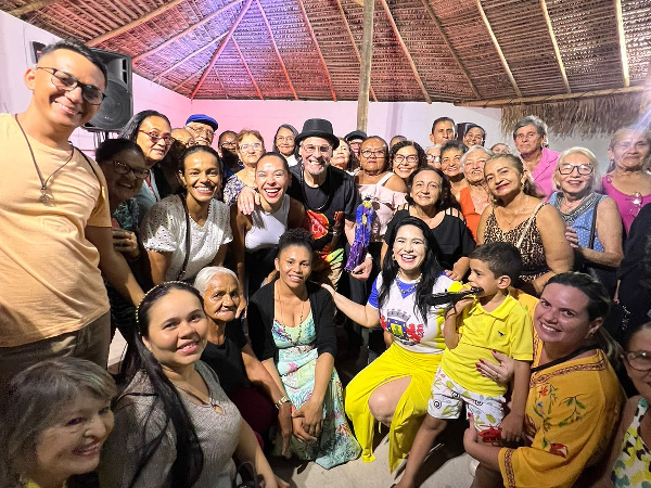 Idosos assistidos pelo CRI participam de aulão de dança com o coreógrafo Carlinhos de Jesus