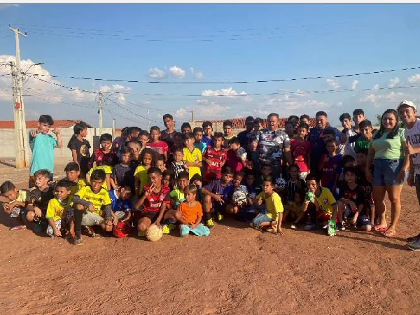 SEJUV visita e doa material esportivo para escolinha de futebol voluntária
