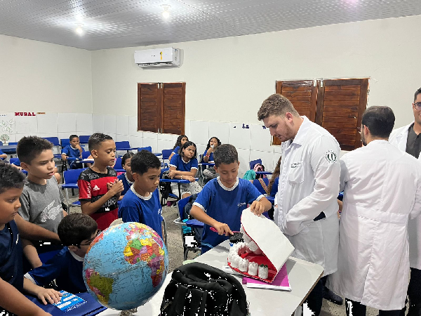 Seduc e Faculdade Estácio Idomed realizam oficinas na Escola Demóstenes Ratts Barbosa