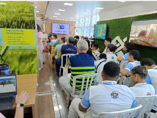 Estudantes da rede municipal participam de palestra na Carreta Agro